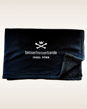 Lade das Bild in den Galerie-Viewer, Kuscheldecke schwarz mit silberfarbener Stickerei, 120 x 80cm