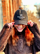 Lade das Bild in den Galerie-Viewer, Basecap schwarz mit silberfarbener Stickerei